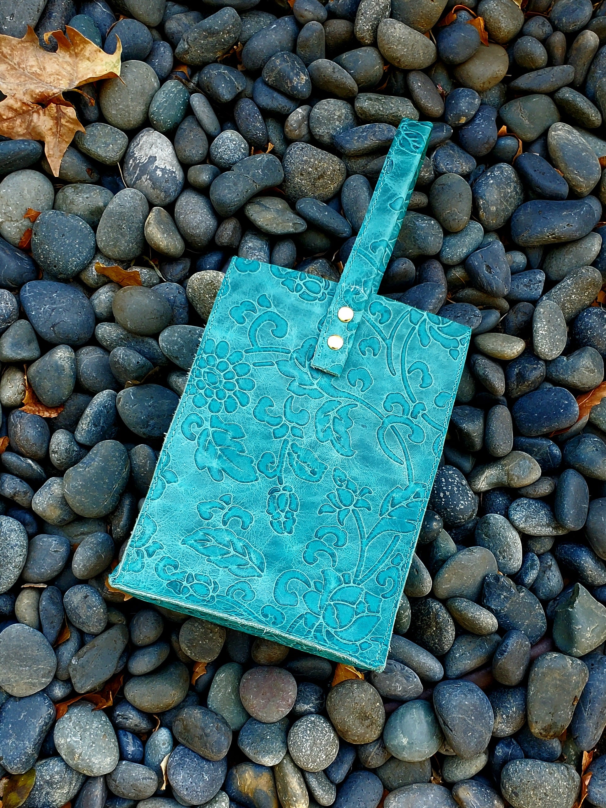 Turquoise blue leather bag with 1 handle made grio style in Los Angeles California